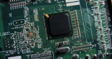 Elektronik devre kartını işlemci, bilgisayar çipleri ve kapasitörlerle döndürür.