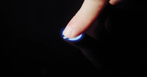 Ludzki palec włącza przycisk ekranu dotykowego i aktywuje futurystyczną sztuczną inteligencję. Wizualizacja uczenia maszynowego, AI, Concept Vercion 10 — Wideo stockowe