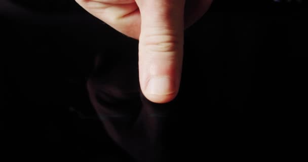 Der menschliche Finger schaltet den Touchscreen-Knopf ein und aktiviert futuristische künstliche Intelligenz. Visualisierung von maschinellem Lernen, KI, Konzept Vercion 5 — Stockvideo