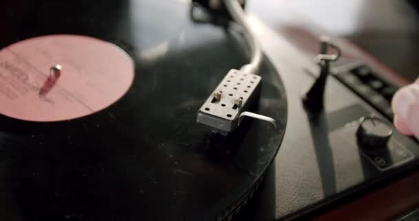 Hand draait op een vintage vinyl plaat en vinyl plaat draait. — Stockvideo