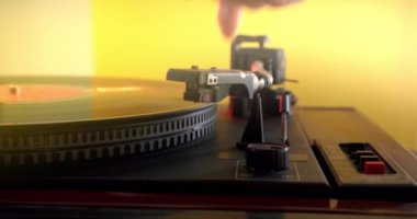 El, vinil plak açar. Kapat.