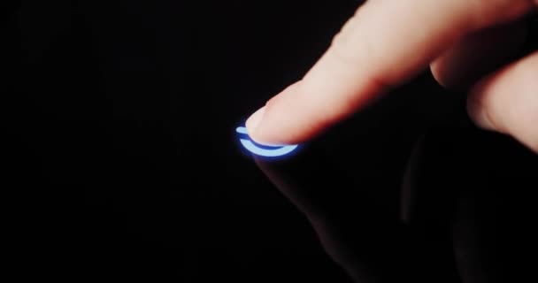 Il dito umano attiva il pulsante Touch Screen e attiva l'intelligenza artificiale futuristica. Visualizzazione di Machine Learning, AI, Concetto Vercion 12 — Video Stock