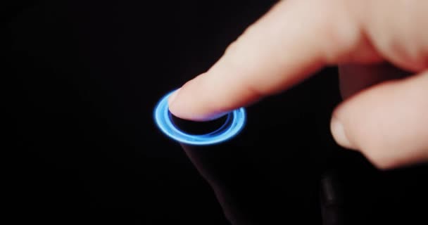 Human Finger slår på pekskärmsknappen och aktiverar futuristisk artificiell intelligens. Visualisering av maskininlärning, AI, Concept Vercion 14 — Stockvideo