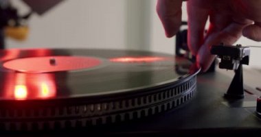 El vinil plak açar ve vinil plak dönmeye başlar. Sürüm 4