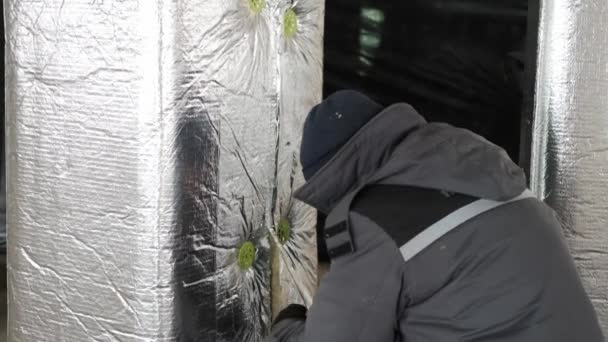 Sistema de calefacción de aire del trabajador. Instalación de horno y conducto de bomba de calefacción central. Trabajos de calefacción y refrigeración. De cerca. — Vídeo de stock