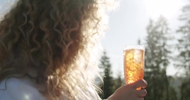 Mosolygó Gyönyörű nők bort vagy gyümölcslevet isznak a naplementében a teraszon. Közelről. — Stock videók