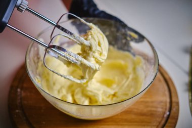 Mutfaktaki kadını kremalı pasta karıştırıcısı ile yakın çekim yap. Vercion 1