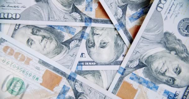 Birçok 100 dolarlık banknotlar dolaşıyor, makro kapanıyor. — Stok video