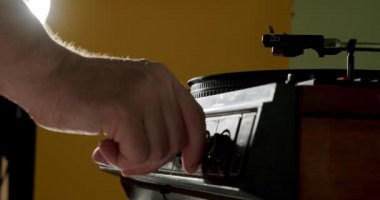 El vinil plak açar ve vinil plak dönmeye başlar. Vercion 8