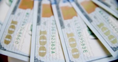 Çok sayıda 100 dolarlık banknot dolaşıyor, makro versiyon 3 'ü kapatıyor.