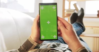 POV görünümü: Adam Kanepede uzanırken Smartphone ve Green Mock kullanırken ekranda işaretleyiciler, sürüm 2