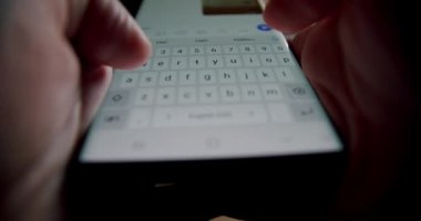 Ellerin yakın çekim görüntüsü akıllı telefondan mesaj yazın ya da yazın.