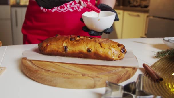 Slow motion närbild skott av kock borsta smältande smör på bakat fullkornsbröd hembakat på bordet. Vercion 3 — Stockvideo