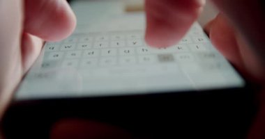 Yakın çekimde akıllı telefondan mesaj yaz ya da yaz. Sürüm 4