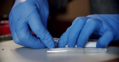 Elektronik tamir servisindeki tamirci özel aletlerle telefonu tamir için açar, görüntüyü kapatır.