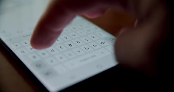 Primo piano colpo di tipo mani o scrivere messaggi da uno smartphone. Versione 5 — Video Stock