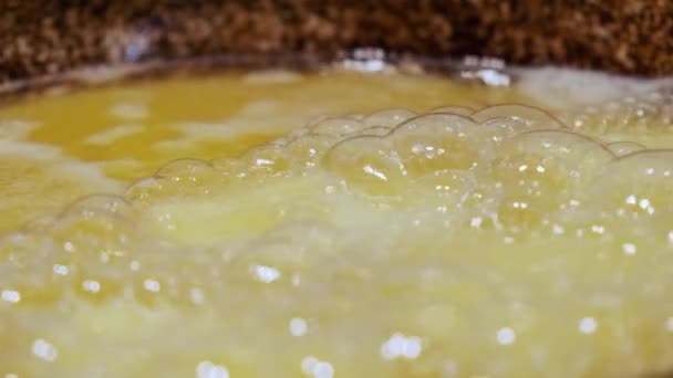 Faire frire les beignets faits maison sur l'huile bouillante chaude, préparation de la malbouffe grasse. Vue rapprochée des beignets Version 2 — Video