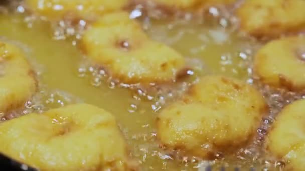 Smažené domácí koblihy na horkém vařícím oleji, tučná příprava nezdravého jídla. Zavřít pohled na koblihy Verze 4 — Stock video