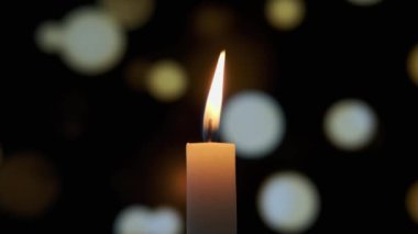 Renkli, bulanık bokeh arka planında mum yakma görüntüsü. Sürüm 1