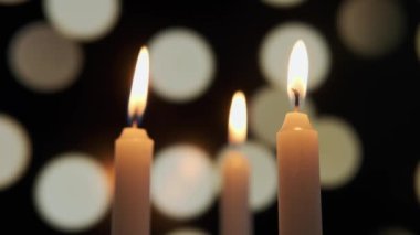 Renkli bulanık bokeh 'in arka planında üç mum yakma görüntüsü. Sürüm 3