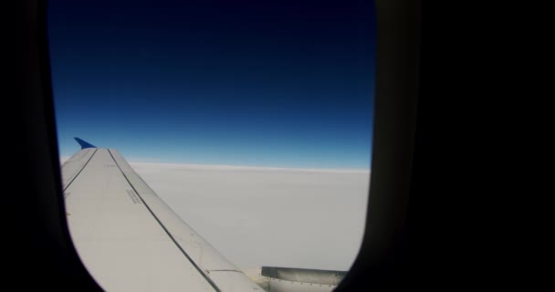 Κοντινό πλάνο του αεροσκάφους πάνω από τα σύννεφα, φινιστρίνι του αεροπλάνου που φέρουν στο ηλιοβασίλεμα ή την ανατολή του ηλίου Έκδοση 2 — Αρχείο Βίντεο