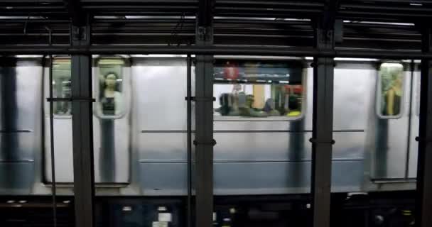New York , United States - 08 25 2019.地铁车站、地铁列车由车站开出 — 图库视频影像
