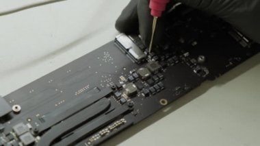 Tamir atölyesindeki elektronik yenileme görüntüsünü kapatın, çoklu metre kullanarak ana karttaki elektrik akımını test edin.