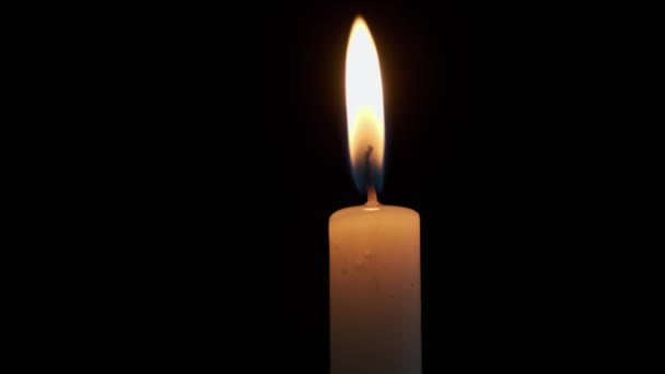 Крупним планом вид спалювання свічок на темному фоні . — стокове відео