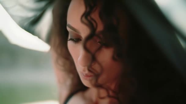 Curly hair fashion portrait model woman looking at camera. Portrait of joyful girl. — Stock Video