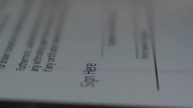 Tablet Bilgisayarda Elektronik İmza: Stylus in Hand. Anlaşma Belgesi 'ni bilgisayarda imzala. Kapat.