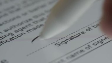 Tablet Bilgisayarda Elektronik İmza Macro görünümü. Yazan Stylus. Anlaşma Belgesi 'ni bilgisayarda imzala. Kapat.