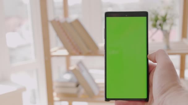 POV widok Man at Home za pomocą smartfona z Green Mock up Screen, Vercion 1 — Wideo stockowe