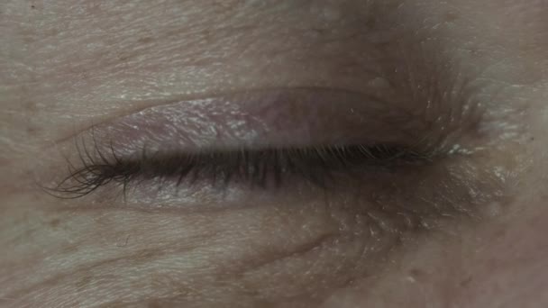 Macro vue de près de l'oeil ouvert masculin de l'homme demi-visage — Video