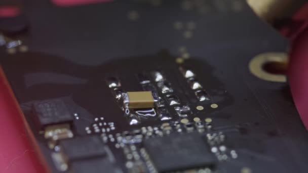 Close up futage della ristrutturazione elettronica in officina di riparazione, sostituisce una parte elettrica nella scheda madre — Video Stock