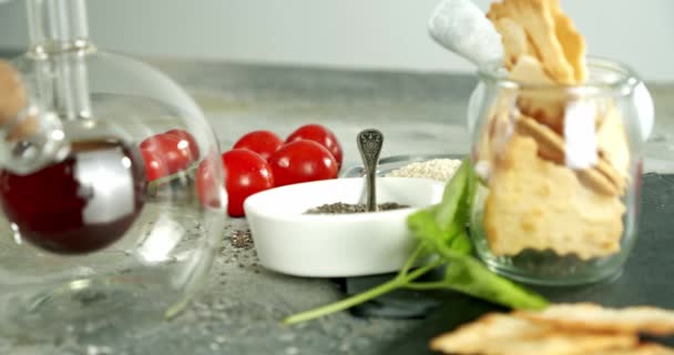 Deliciosa salsa con tomates y hierbas servidas sobre la mesa. Hermosa porción y decoración. Cocinar comida vegetariana saludable. Movimiento de cámara — Vídeo de stock