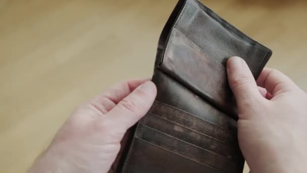 Närbild. Man går i konkurs och visar tomma plånböcker utan pengar. Finanskrisen — Stockvideo