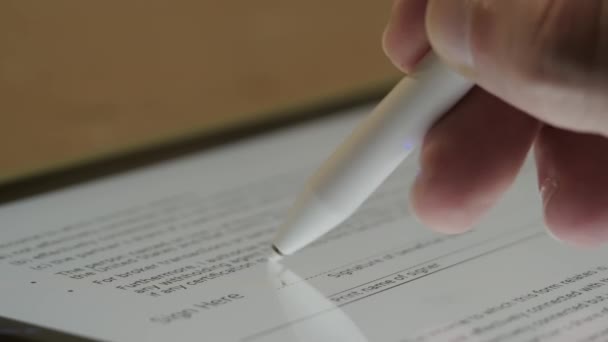 Makro pohled na elektronický podpis na tabletu počítače od Stylus v ruce. Podepsat dokument dohody. Zavřít snímek — Stock video