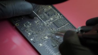 Tamir atölyesinde elektronik yenileme, elektrikli anakart temizliği, tamir için hazırlık. Görüntüyü kapat