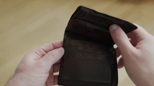 파산 통장들 이 돈도 없이 빈 지갑을 보여 주고 있어. 경제 위기. 닫아. — 비디오