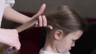 Anne tarak kullanıyor, saçını tarıyor. Kapat..