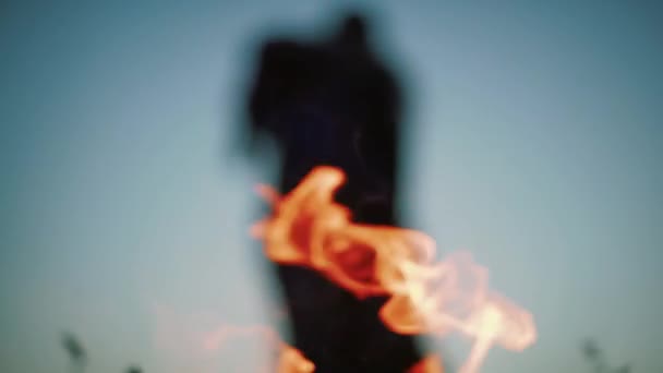 Θολή Σιλουέτα της μυστικίστριας γυναίκας που χορεύει πίσω από τη φλόγα της φωτιάς, σπίθα, αργή κίνηση — Αρχείο Βίντεο