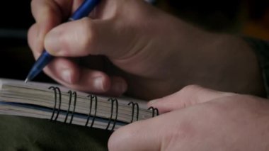 Not defterine notlar yazan adamı kapat