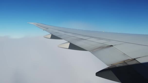 Skrzydło samolotu i chmury, widok z samolotu — Wideo stockowe