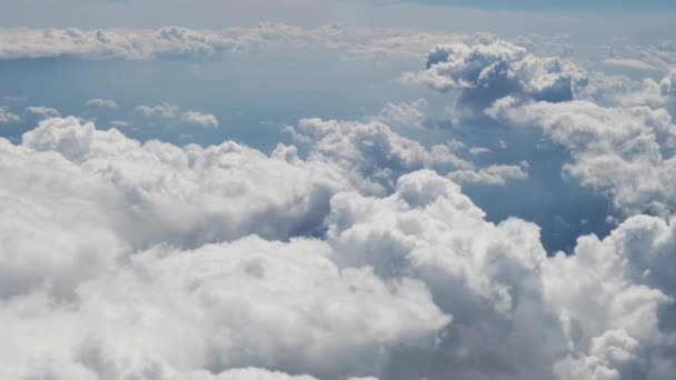 Moln, vy från planet, planet flyger högt på himlen ovanför molnen — Stockvideo