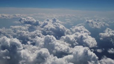 Bulutlar, uçaktan manzara, uçak bulutların üzerinde yüksekte uçuyor. Sürüm 2