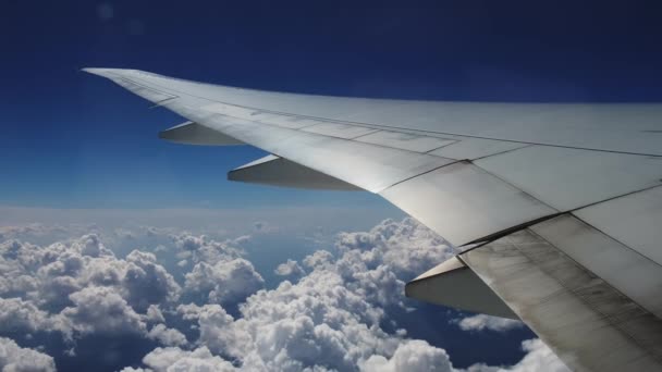 Ala del avión y nubes, vista desde el avión. Versión 2 — Vídeos de Stock