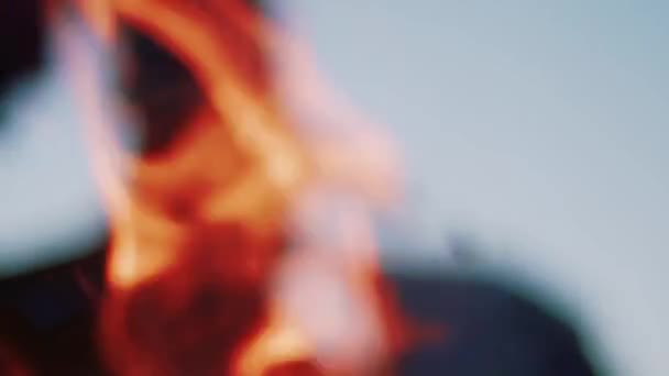 Rozmazaná silueta mystické ženy tančící za plamenem ohně, jiskra, pomalý záběr — Stock video