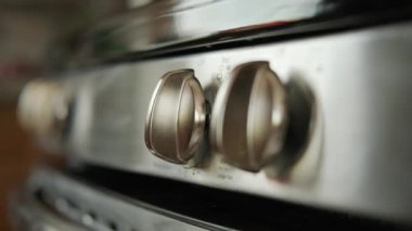 El mutfaktaki gaz sobasını yakar. Kapat.