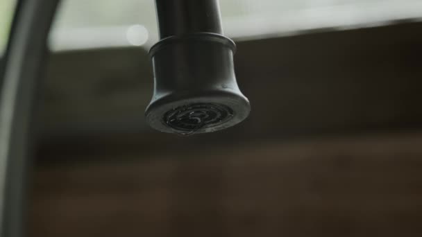 Grifo en la cocina, goteando lentamente una gota de agua. Primer plano. — Vídeos de Stock