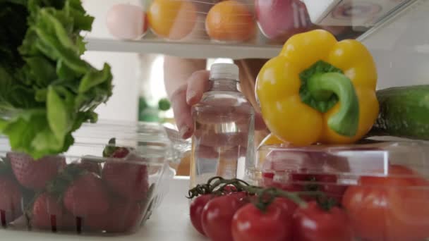 Blick in den Kühlschrank, Hand holt Flasche aus Kühlschrank Version 2 — Stockvideo